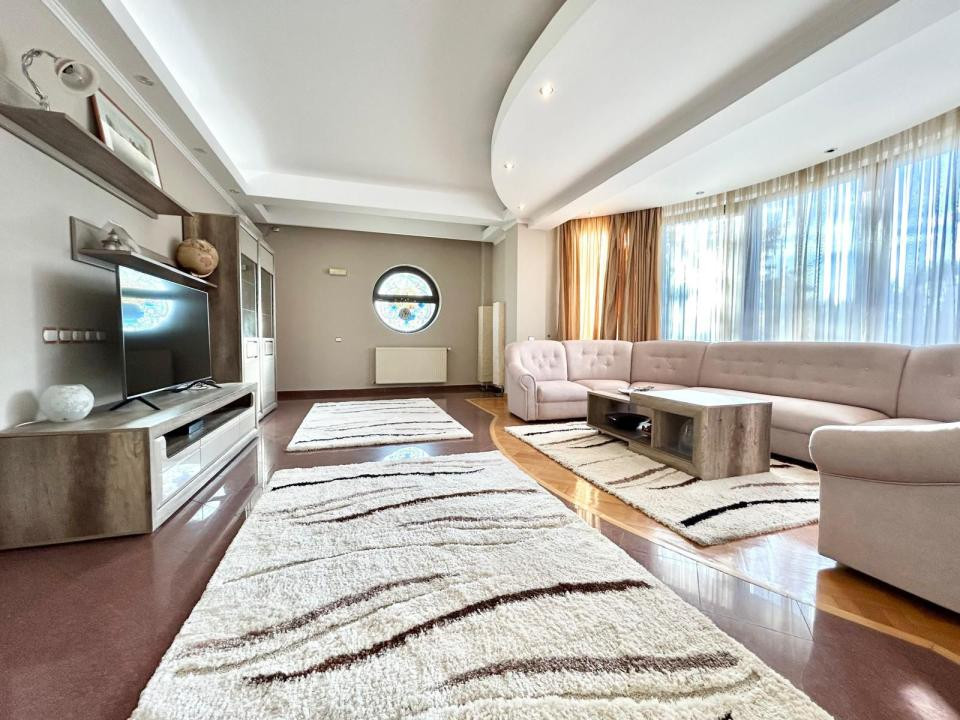 Apartament de inchiriat cu 5 camere in Cartierul Francez 