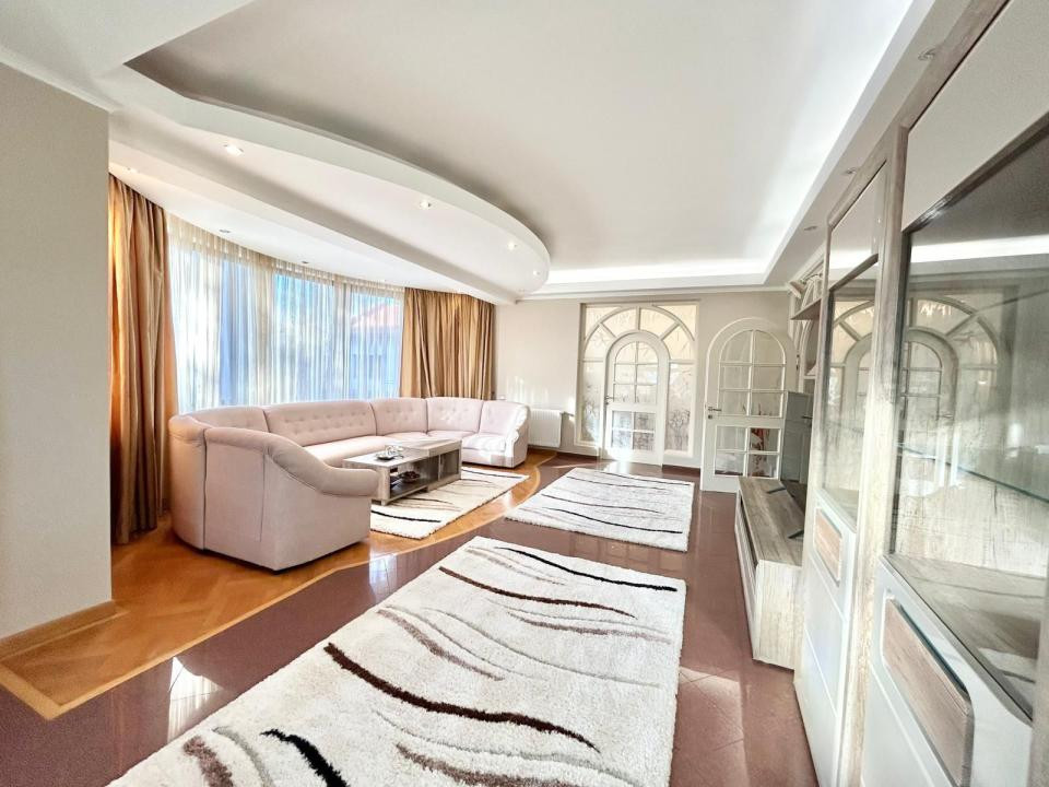 Apartament de inchiriat cu 5 camere in Cartierul Francez 
