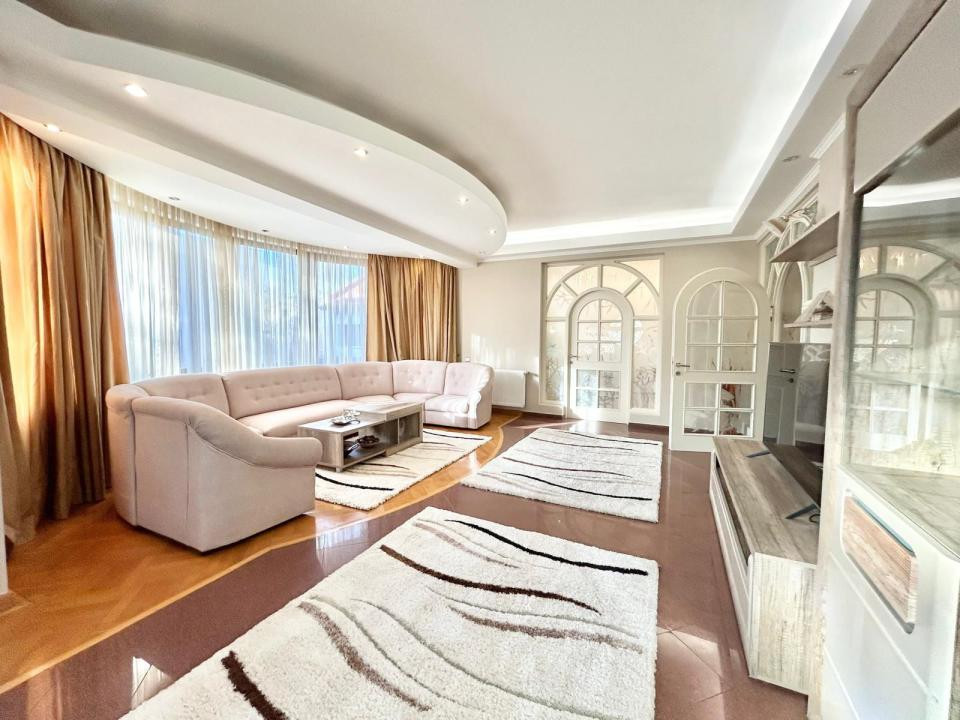 Apartament de inchiriat cu 5 camere in Cartierul Francez 