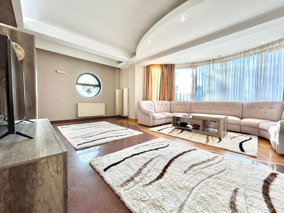 Apartament de inchiriat cu 5 camere in Cartierul Francez 