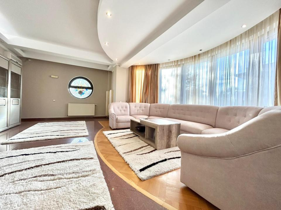 Apartament de inchiriat cu 5 camere in Cartierul Francez 