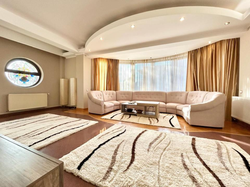 Apartament de inchiriat cu 5 camere in Cartierul Francez 