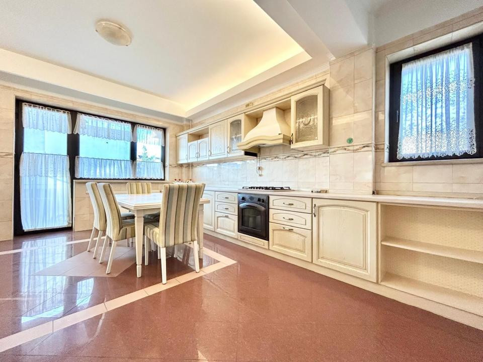 Apartament de inchiriat cu 5 camere in Cartierul Francez 