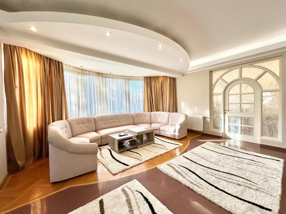 Apartament de inchiriat cu 5 camere in Cartierul Francez 