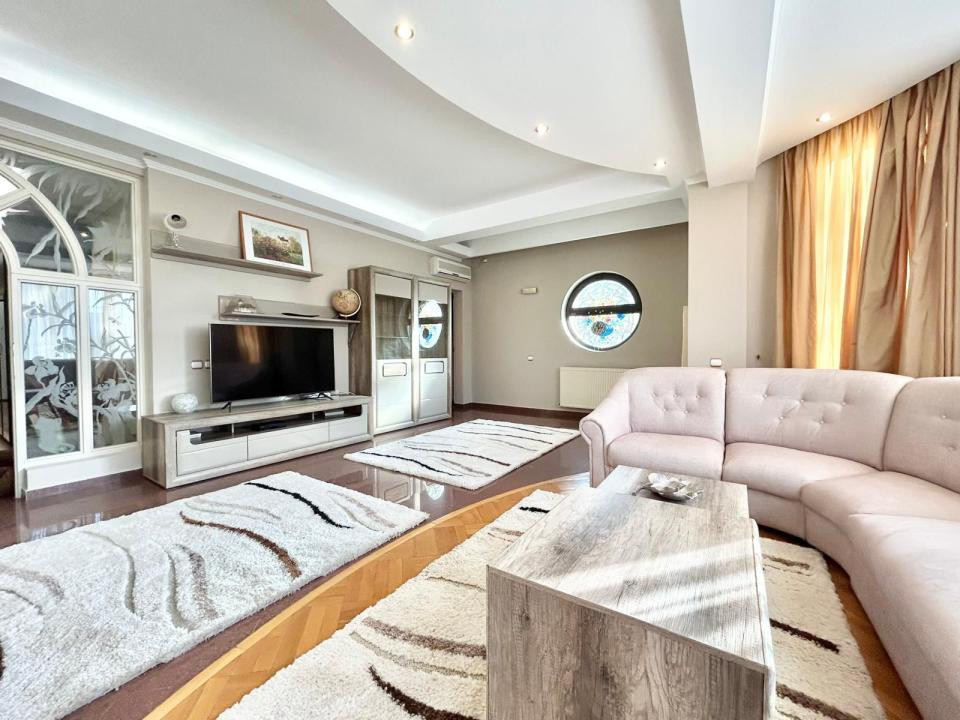 Apartament de inchiriat cu 5 camere in Cartierul Francez 
