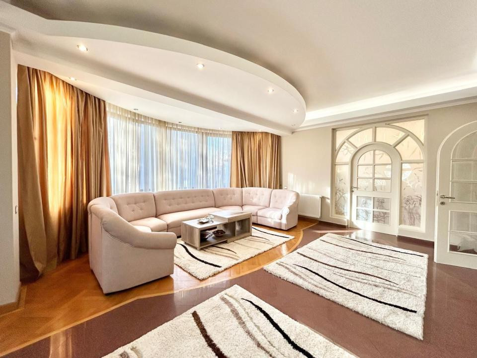 Apartament de inchiriat cu 5 camere in Cartierul Francez 