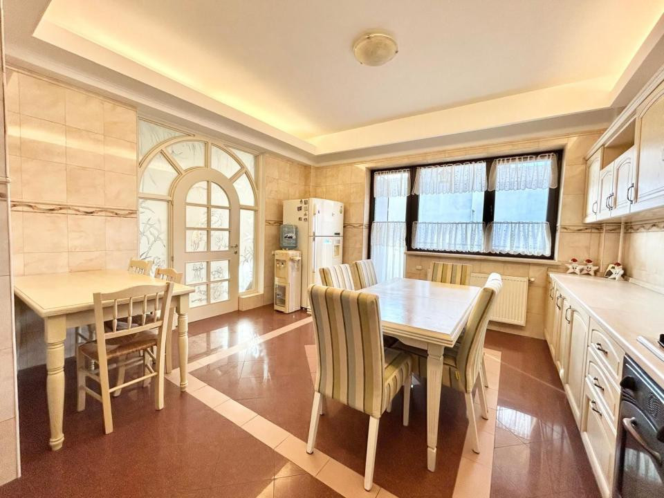 Apartament de inchiriat cu 5 camere in Cartierul Francez 