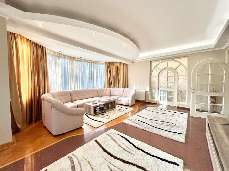 Apartament de inchiriat cu 5 camere in Cartierul Francez 