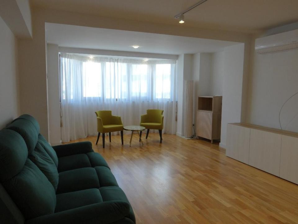 Apartament de inchiriat cu 3 camere- Bd. Decebal 