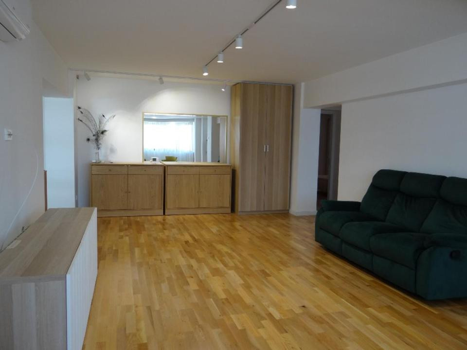 Apartament de inchiriat cu 3 camere- Bd. Decebal 