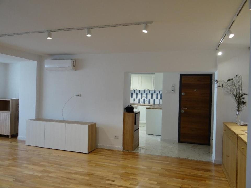 Apartament de inchiriat cu 3 camere- Bd. Decebal 