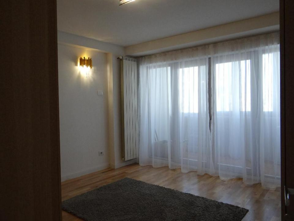 Apartament de inchiriat cu 3 camere- Bd. Decebal 