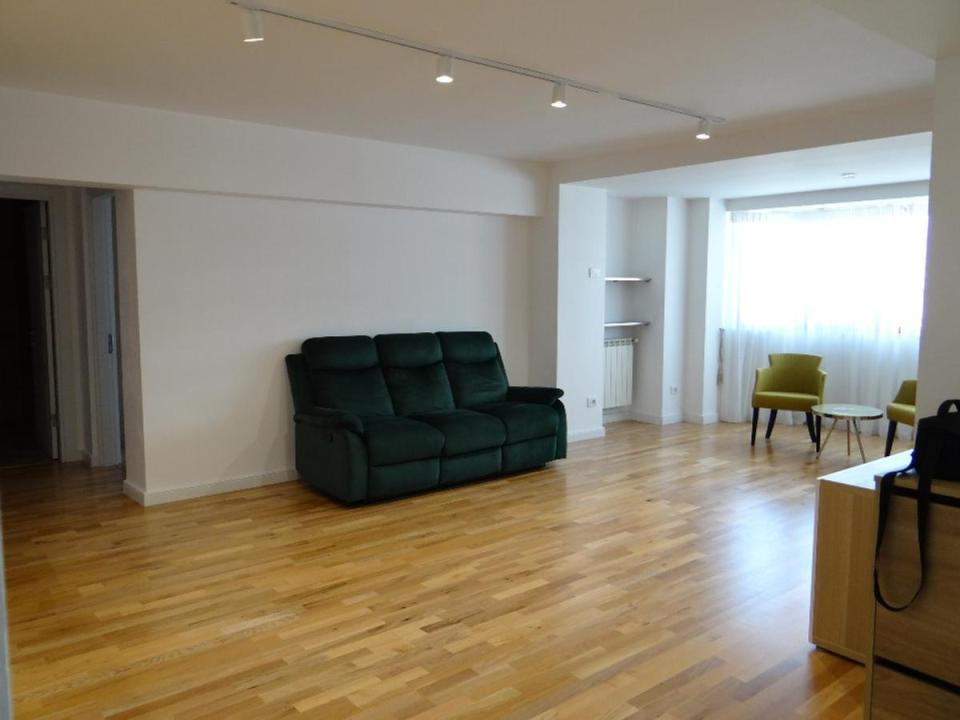Apartament de inchiriat cu 3 camere- Bd. Decebal 