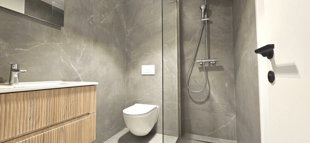 de inchiriat apartament semidecomandat cu 3 camere  in Aviatiei 