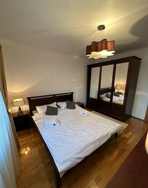 Apartament cu 4 camere, zona Vitan