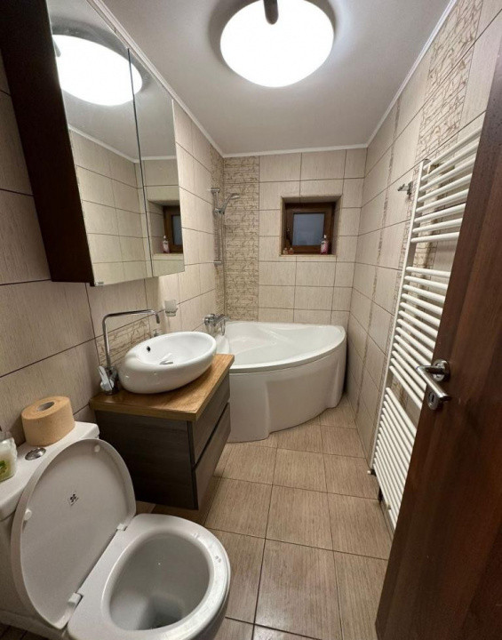 Apartament cu 4 camere, zona Vitan