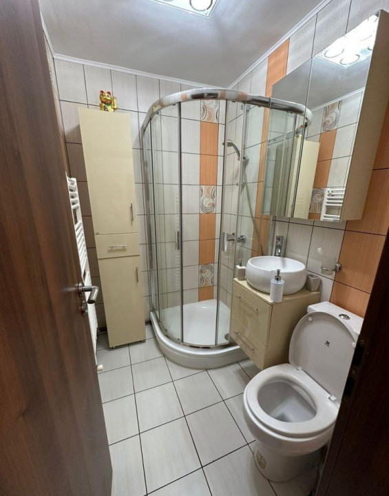 Apartament cu 4 camere, zona Vitan