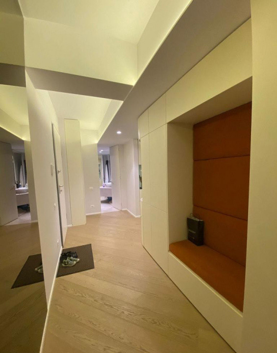 Apartament semidecomandat cu 3 camere  in Cotroceni 