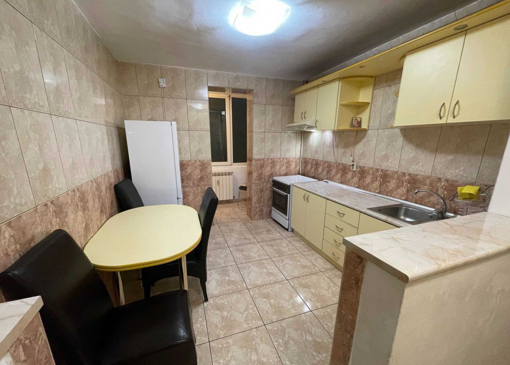 Apartament semidecomandat cu 3 camere, strada Stefan cel Mare