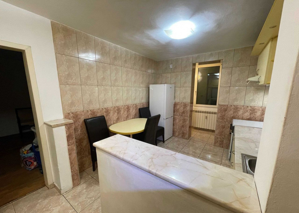 Apartament semidecomandat cu 3 camere, strada Stefan cel Mare