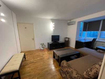 Apartament semidecomandat cu 3 camere, strada Stefan cel Mare