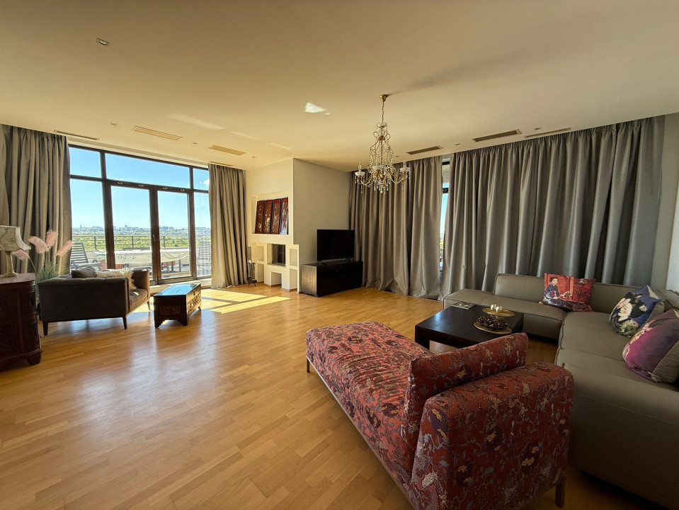 Penthouse spectaculos 180 mp cu terasă panoramică Băneasa  2.800 €