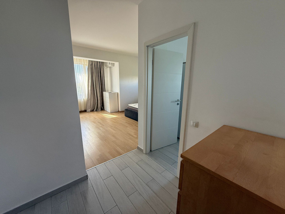 De vanzare apartament decomandat cu 4 camere  in Baneasa 