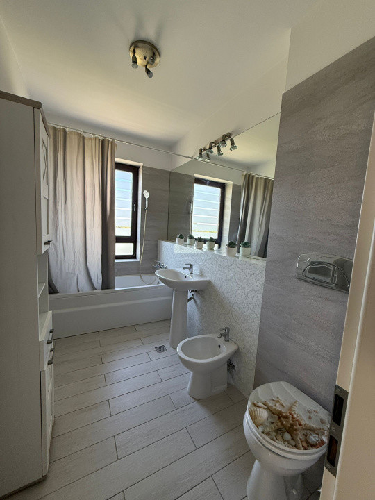 De vanzare apartament decomandat cu 4 camere  in Baneasa 