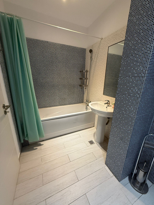 De vanzare apartament decomandat cu 4 camere  in Baneasa 