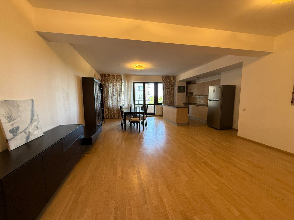 De vanzare apartament decomandat cu 4 camere  in Baneasa 