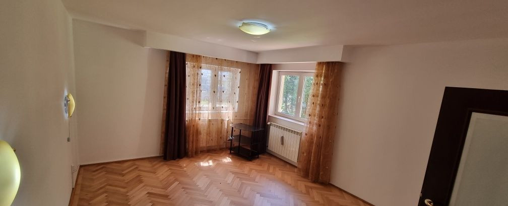 VILĂ SPAȚIOASĂ CU GRĂDINĂ| VOLUNTARI  380 mp |200 mp spațiu anexă |4 dormitoare
