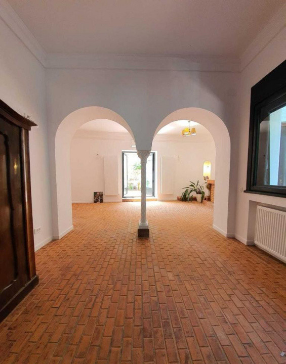 Vila interbelica cu gradina, 7 camere, 220 mp, 4 locuri de parcare, zona Dacia