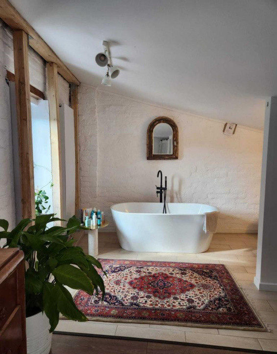 Vila interbelica cu gradina, 7 camere, 220 mp, 4 locuri de parcare, zona Dacia