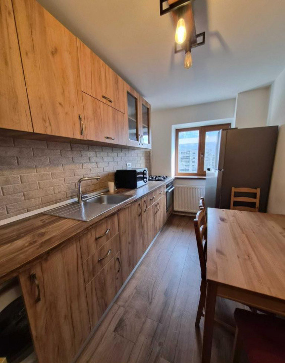 Apartament decomandat cu 2 camere  in zona Victoriei 