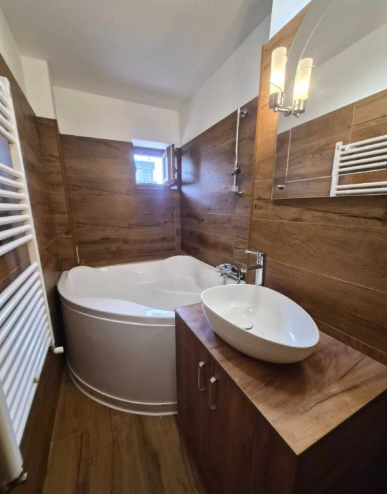Apartament decomandat cu 2 camere  in zona Victoriei 