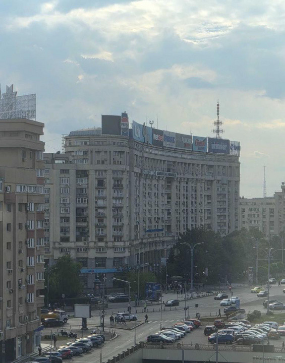 Apartament decomandat cu 2 camere  in zona Victoriei 