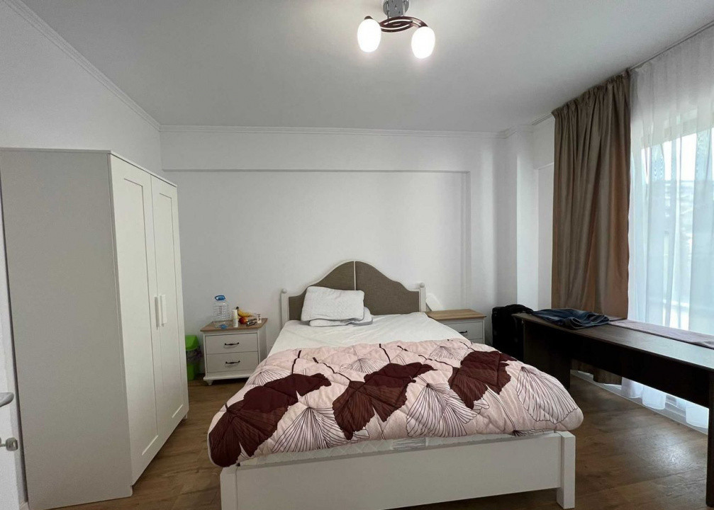 Apartament decomandat cu 3 camere  in zona Stefan cel Mare 