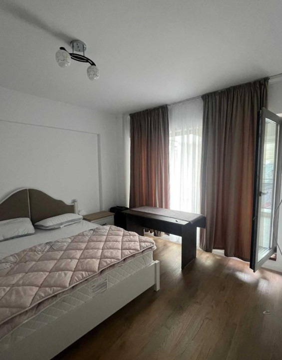 Apartament decomandat cu 3 camere  in zona Stefan cel Mare 