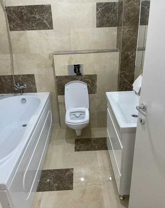 Apartament decomandat cu 3 camere  in zona Stefan cel Mare 