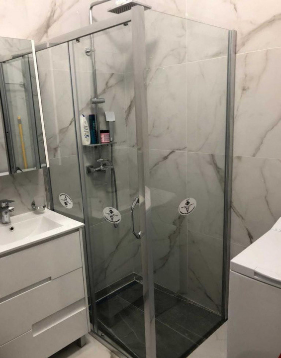 Apartament decomandat cu 3 camere  in zona Stefan cel Mare 