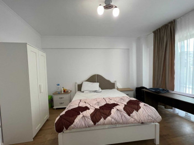 Apartament decomandat cu 3 camere  in zona Stefan cel Mare 