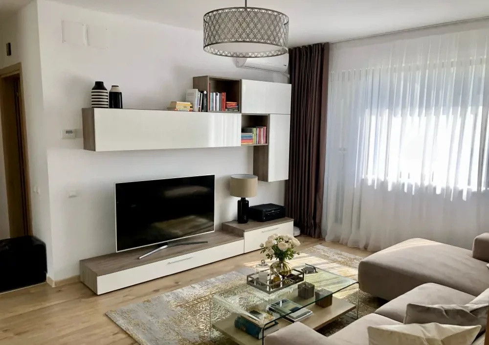 Apartament decomandat cu 2 camere  in zona Baneasa 