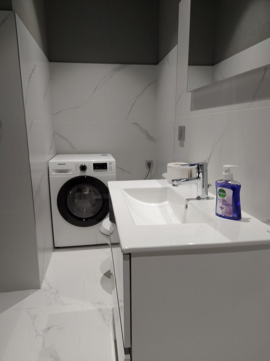 De inchiriat apartament 3 camere 