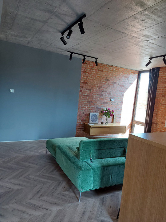 De inchiriat apartament 3 camere 