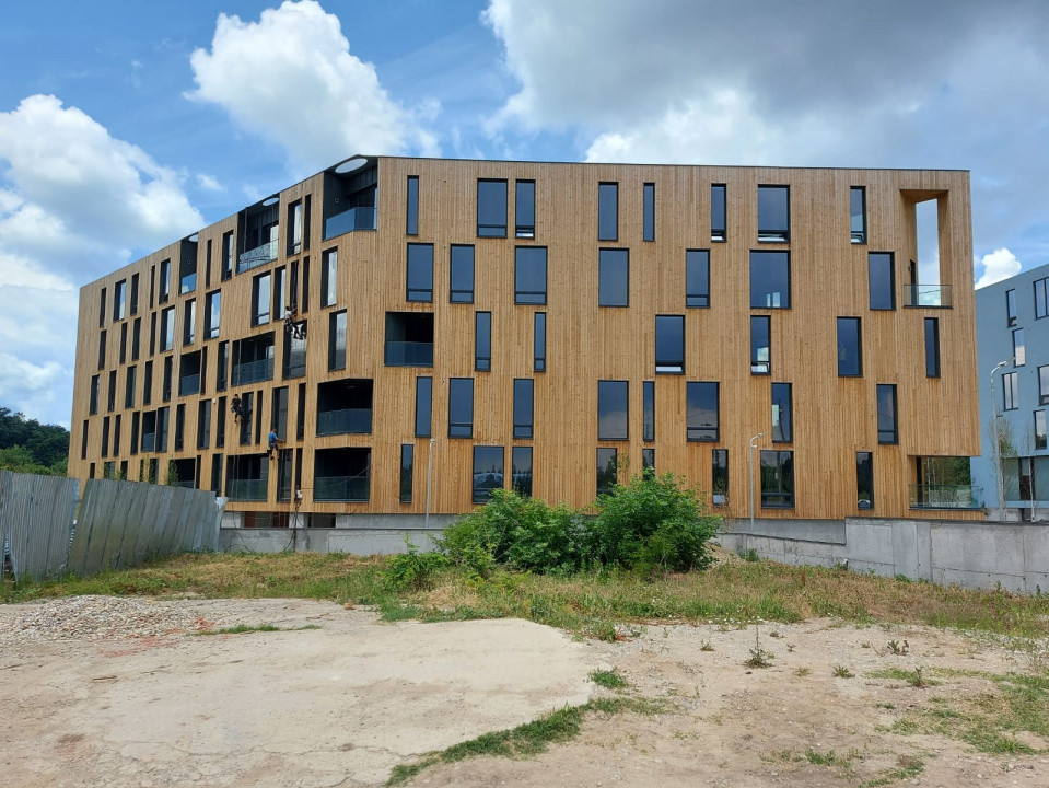 De inchiriat apartament 3 camere 