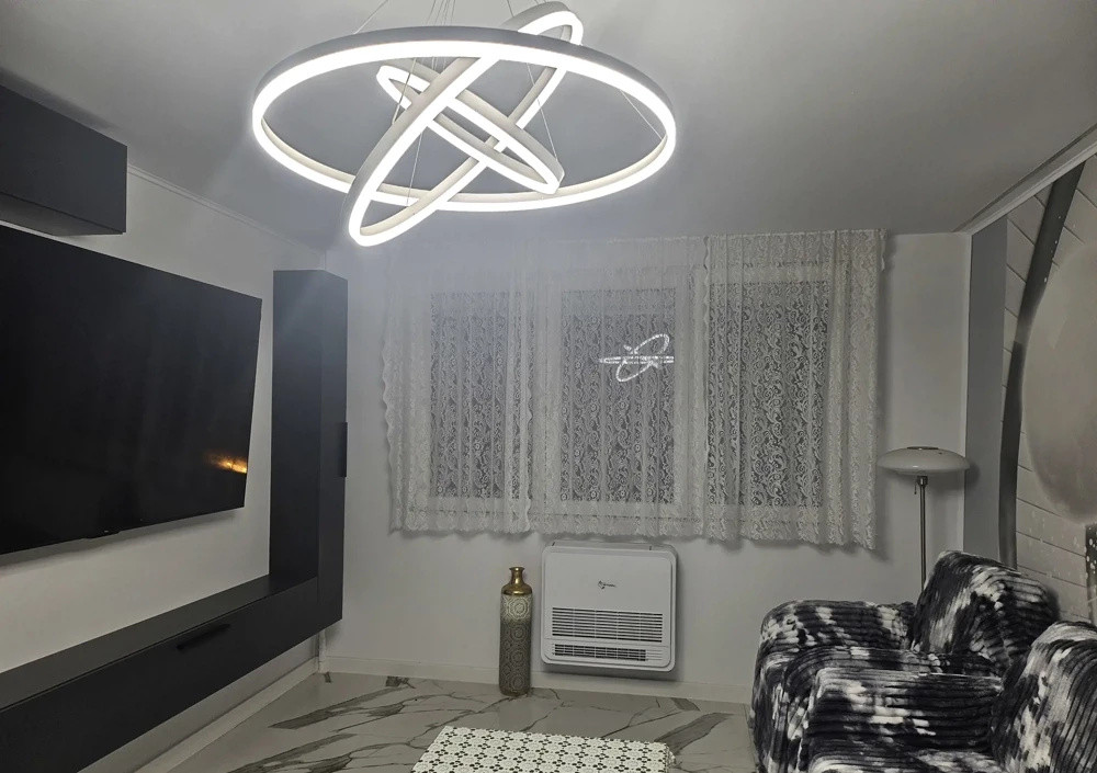 Apartament decomandat cu 3 camere  in zona Trapezului