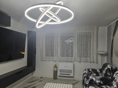 Apartament decomandat cu 3 camere  in zona Trapezului