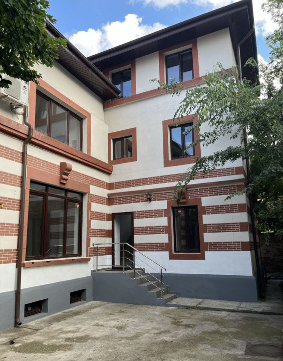 Vilă impresionantă 18 camere – Piața Victoriei / Sevastopol 