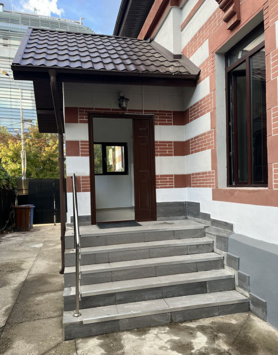 Vilă impresionantă 18 camere – Piața Victoriei / Sevastopol 