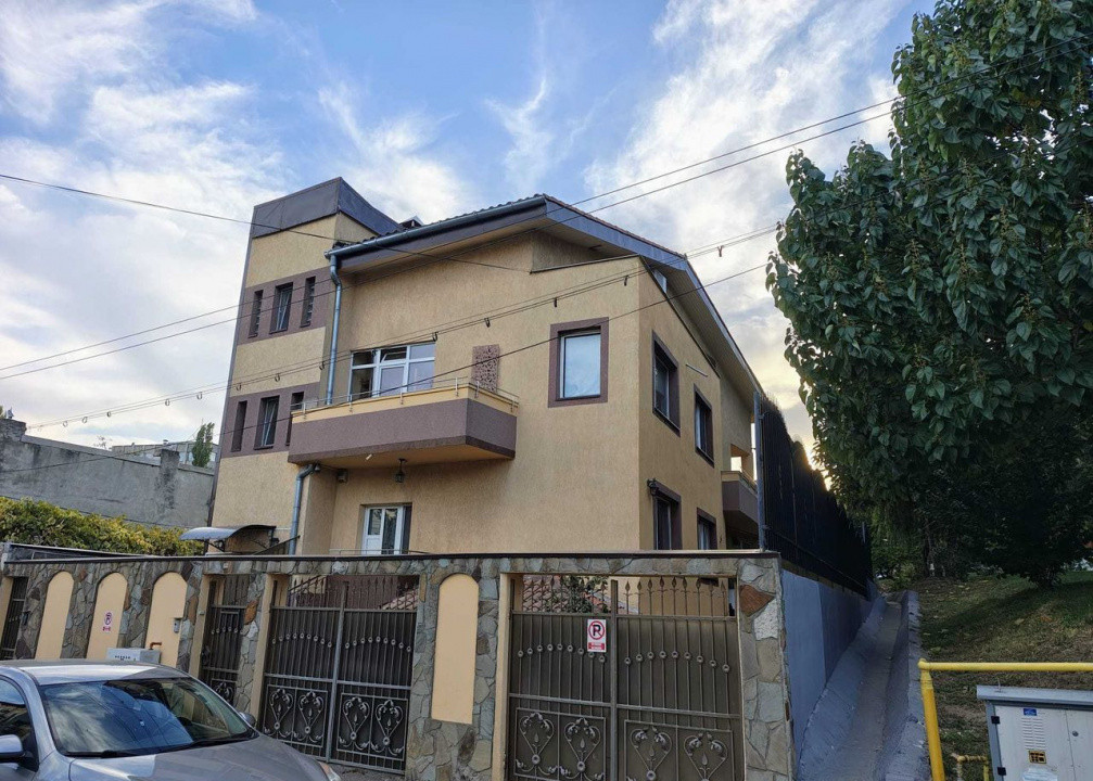 Închiriez Vilă Birou Unirii 5 Camere 2 Etaje Terase Curte Parc Carol